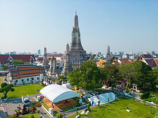 Fototapete - Aerial view Wat Arun Buddhist temple sunny day sightseeing city travel