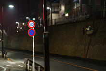 夜の道路と道路標識