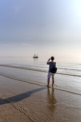 Wall Mural - Büsum Frau im Wattenmeer 