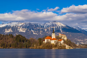 Canvas Print - Bled lake with Bled catle, church and winter Julian Alps at background