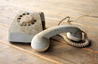 Altes verstaubtes Telefon mit Hörer