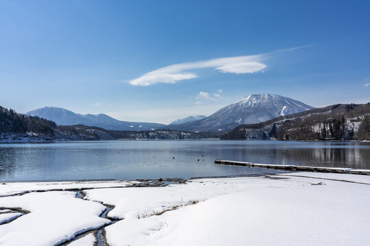 冬晴れの野尻湖から見える黒姫山