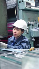 Poster - 重機を修理する女性技術者