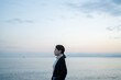 © peach100 - 夕暮れの海にいる女性