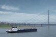 Frachtschiff auf dem Rhein mit Panorama von Düsseldorf	