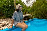Fototapeta Paryż - mujer joven con piluso, en la piscina.