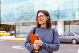Fototapeta Paryż - Joven mujer, con mochila, auriculares, preparada para comenzar la universidad. Fotografía plano medio.