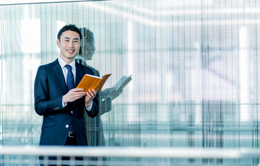 Poster - 手帳を持つ日本人男性