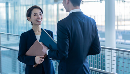 Poster - 話をする日本人男女