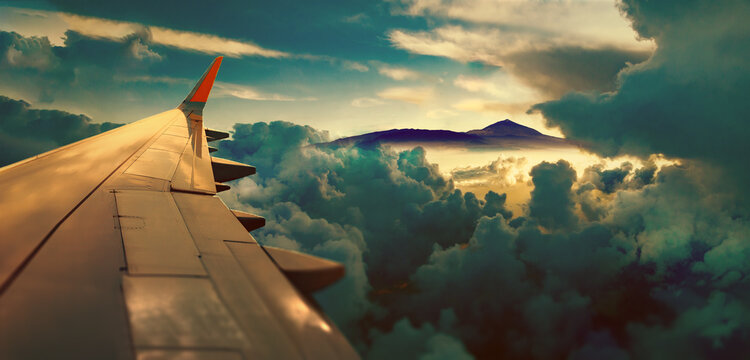 amanecer y nubes. vuelo y viaje a destino. concepto de viaje en avión. volando sobre las montañas. p