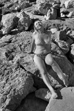 Fototapeta  - Dojrzała kobieta w bikini na kamienistej plaży