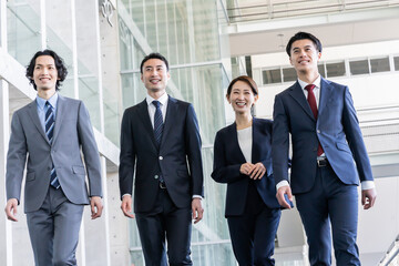 Poster - 歩くスーツを着た日本人男女