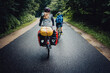 Bikepacking Abenteuer - Kleiner Junge und Mädchen auf einer Fahrradtour bei Regenwetter durch Niedersachsen, Deutschland