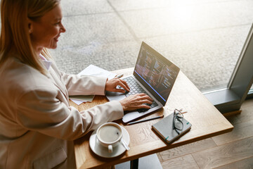 Woman freelance programer working on laptop while sitting in cafe. Data done right