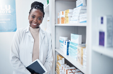 Canvas Print - Pharmacy portrait, product shelf or black woman with stock take in retail drugs store or healthcare shop. Pharmaceutical clinic, supplement pills inventory or medical pharmacist with tablet checklist