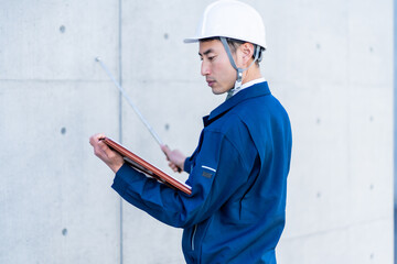 Poster - 打診棒を持つ作業着を着た日本人男性