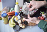 Fototapeta  - Pieniądze i zakupy spożywcze w tle