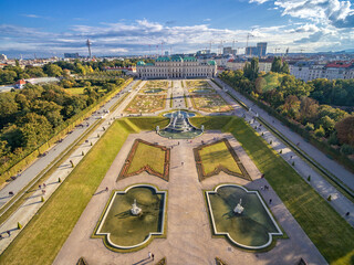 Canvas Print - Belvedere Palace and Garden with Fountain. Sightseeing Object in Vienna, Austria.