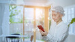 © metamorworks - スマホを使うシニア女性　IoT　DX