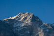Zugspitze Gipfel mit blauem Himmel und Fels und Schnee.