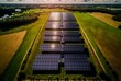 Solarfeld im Betrieb auf dem Acker. Solarenergie ausbauen und nutzen auf dem Feld. Paneele mit Solarenergie von oben mit der Drohne - KI generiert