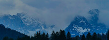 Alpenmassiv In Wolken