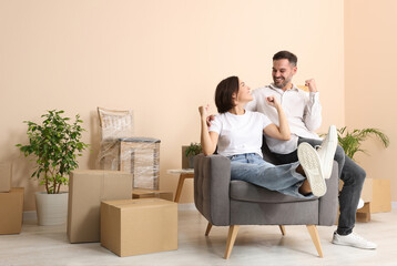 Canvas Print - Happy couple in new apartment. Moving day