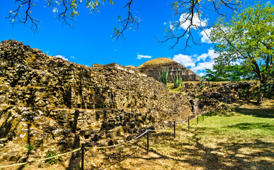 Fototapete - El Tazumal Mayan ruins near Santa Ana in El Salvador, Central America
