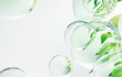 真っ白な空間に浮かぶ水滴のボール, グリーン 葉っぱ エコ サステナブル アブストラクト