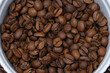 Ziarna kawy świeżo wypalanej na brązowym kolor