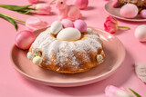 Fototapeta Na drzwi - Plate with tasty Easter cake and painted eggs on pink background