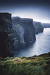 Le famose Cliffs of Moher in un atmosfera da brividi con la nebbia che quasi le ricopre, sono una delle più celebri attrazioni in Irlanda.