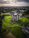Fototapeta Miasta - Vista aerea del Trim Castle in Irlanda.