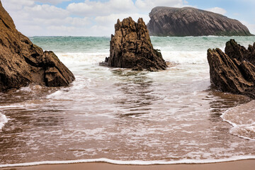 Canvas Print - The rocky boulders.