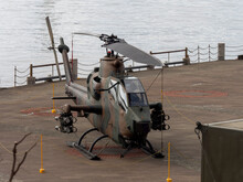 港の岸壁に着陸した陸上自衛隊の対戦車ヘリコプター