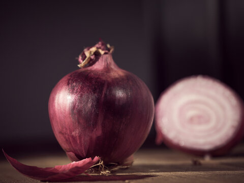 Fototapete - Red onion on the table