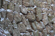 Steinmauer einer alten Ruine mit ein wenig Neuschnee bedeckt