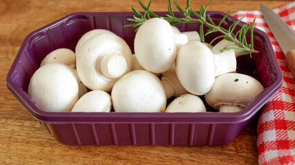 Canvas Print - barquette de champignons de paris frais, en gros plan, sur une table