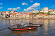 Barcazas en Oporto frente Ribeira, Oporto