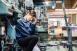 © maroke - 過労でやる気をなくす工場労働者の女性