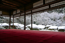 京都市の詩仙堂丈山寺 唐様庭園の雪景色