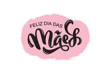 Feliz Dia Das Maes Handwritten Text In Portuguese (Happy Mother's Day) For Greeting Card, Invitation, Banner, Poster. Modern Brush Calligraphy, Hand Lettering Typography On Abstract Pink Background