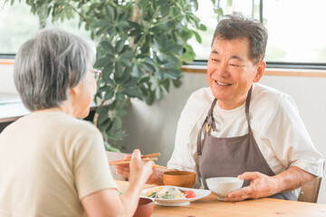 Canvas Print - 家で食事をする高齢者夫婦(和食)
