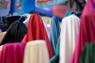 Tienda textil, rollos de tela de colores