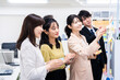 © maroke - 多様な意見を出し合うオフィスメンバー
