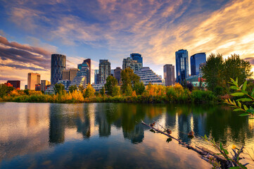 Fototapete - Sunset above city skyline of Calgary with Bow River, Canada