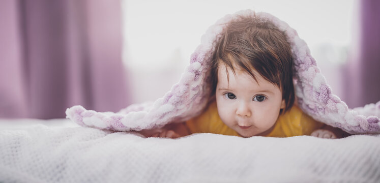 Fototapete - Cute little baby lying under pink blanket.