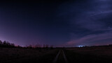 Fototapeta Niebo - pusta polna droga w nocy z niebem z gwiazdami