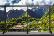 Balcon avec vue sur les montagnes de l’Entre-Deux, île de la Réunion 