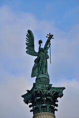 Wall Mural - Erzengel Gabriel auf dem Milleniumsdenkmal am Heldenplatz in Budapest, Ungarn